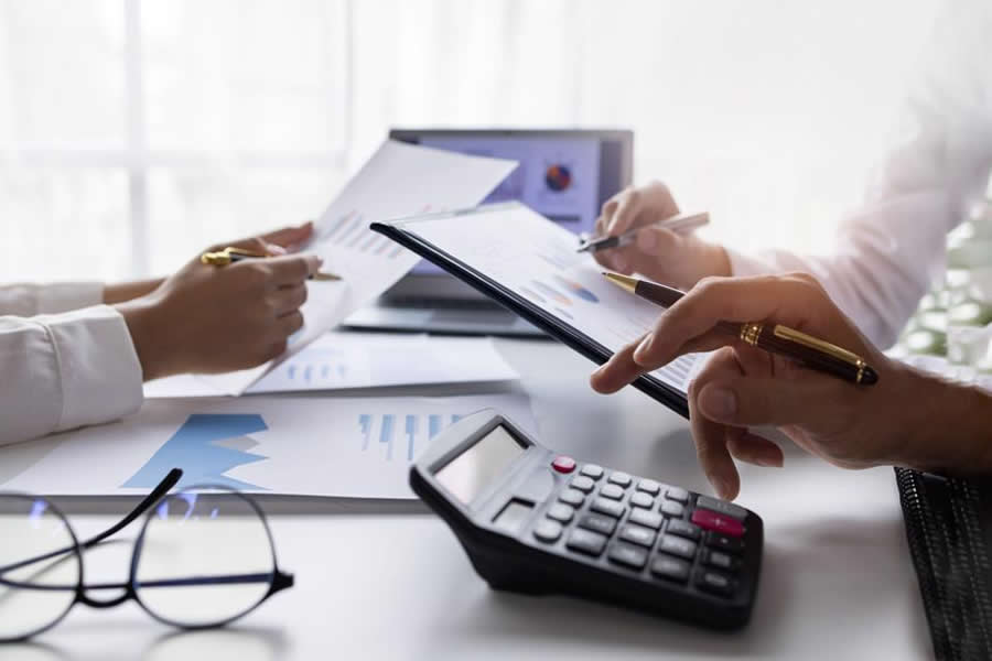 How to Manage Business Money Like a CEO, Not a Hustler